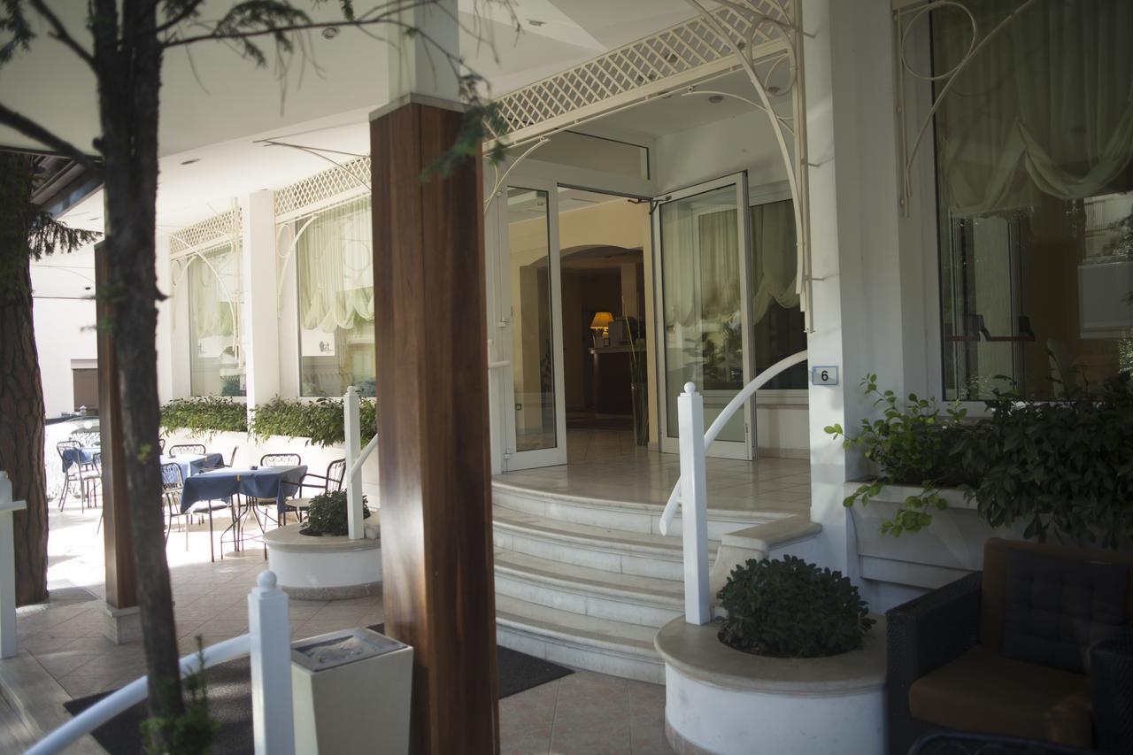Hotel Cannes - In Pieno Centro Riccione Exteriör bild