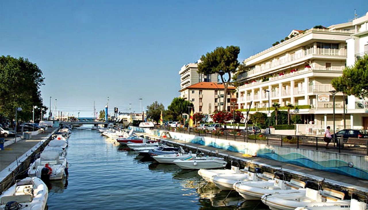 Hotel Cannes - In Pieno Centro Riccione Exteriör bild